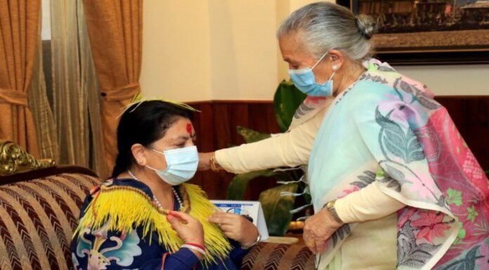 राष्ट्रपति विद्यादेवी भण्डारीद्धारा आमाको हातबाट दशैंको टिका ग्रहण