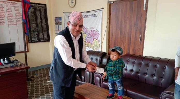 ७१ सेमि उचाई रहेका सिन्धुलीका सबैभन्दा होचा डोरवहादुर खपाङ्गीले पाए नेपाली नागरिकता