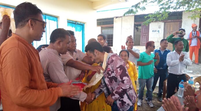 दुधौलीका माओवादी केन्द्र र कांग्रेस परित्यागगरी ३७ कार्यकर्ता नेकपा एमालेमा प्रवेश