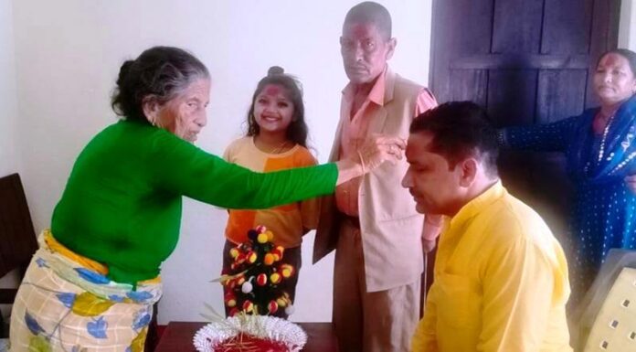 नगरप्रमुख खत्री द्धारा विजया दशमीको टिका आमाको हातबाट ग्रहण