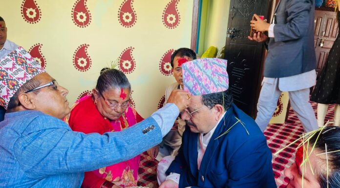 बाग्मती प्रदेशका स्वास्थ्यमन्त्री कटुवालद्धारा काका काकीको हातबाट टिका ग्रहण