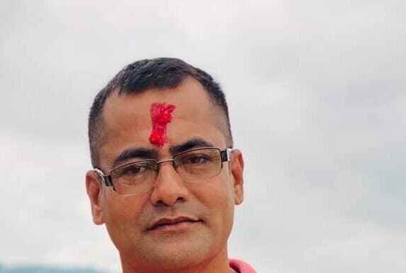 चुनाबी प्रतिस्पर्धामा अग्र स्थानमा देखिएका तिनपाटन गाउँपालिका अध्यक्षका उम्मेदवार छत्रबहादुर दाहाल को हुन् ?