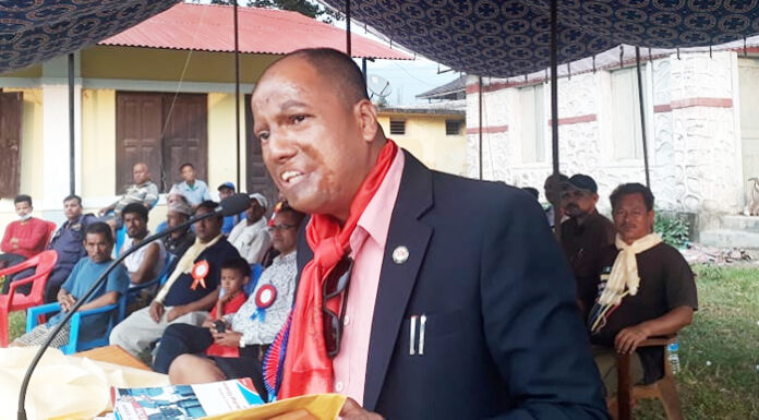 निजामती कर्मचारी संगठनका अध्यक्ष पुरुषोत्तमद्वारा युवा क्लबलाई २५ हजार सहयोग प्रदान