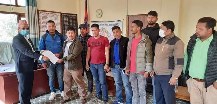 इन्धनको मूल्यवृद्धिको विरोधमा राष्ट्रिय युवा संघ नेपाल र अनेरास्ववियुले बुझायो ज्ञापनपत्र