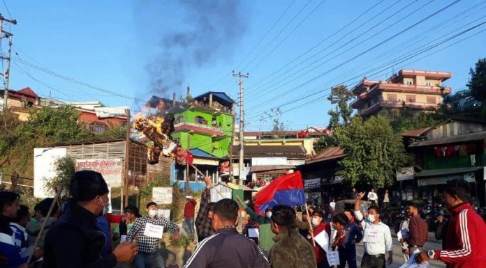 मूल्य वृद्धिको विरोधमा सिन्धुलीमा युवा-विद्यार्थीको प्रदर्शन, प्रधानमन्त्री देउवाको पुत्ला दहन