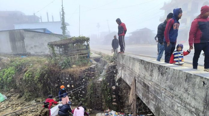 स्थानीय सरकारले नउठाएपछि कृषि क्याम्पसका विद्यार्थीहरुले फोहोर उठाए