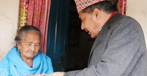 ज्येष्ठ नागरिकलाई कमलामाईको पौष्टिक आहार