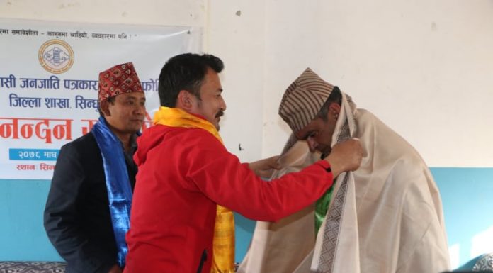 फोनिज सिन्धुलीद्वारा समाजसेवी थापा सम्मानित