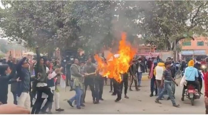 जनकपुरमा प्रधानमन्त्री देउवा र मन्त्री यादवको पुतला दहन