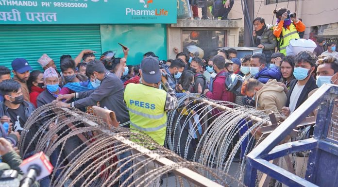 संसद भवन भित्र एमाओवादी र समाजवादी एमसिसी पारितगर्दै, बाहिर आफ्नै कार्यकर्तालाई नारा जुलुस लगाउन लगाउँदै