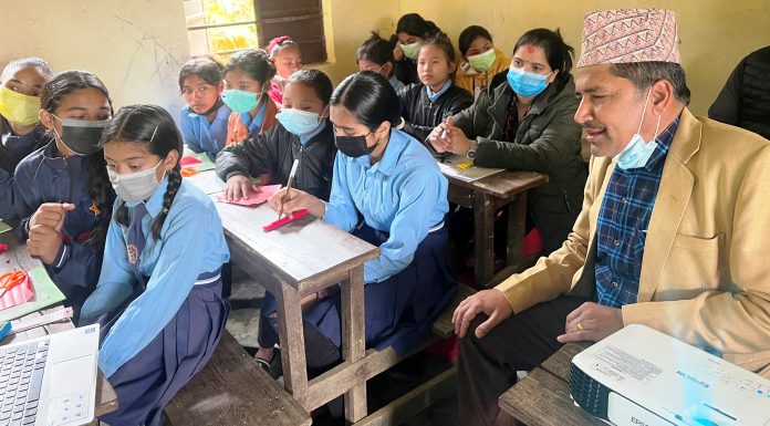 कमलामाईका दुई विद्यालयमा छिन्जु युनिर्भसिटीका प्राध्यापकले गराए अनलाइन पठनपाठन