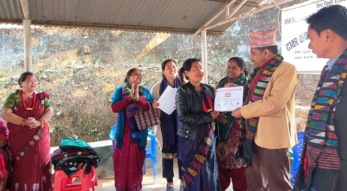 कमलामाईको सहयोगमा सञ्चालित ढाका बुनाई तालिम सकियो, नगरप्रमुख भन्नुहुन्छः सिकेको ज्ञान र शिपलाई व्यवहारमा पयोग गर्नुपर्छ