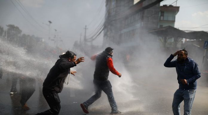 सुरक्षा घेरा तोडेर संसदको मुख्य गेटसम्मै पुगे प्रदर्शनकारी, प्रहरीद्वारा अत्याधिक बल प्रयोग