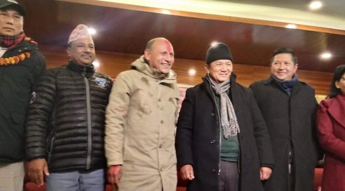 एकै दिनजनमोर्चा हुँदै माओवादी छिरेका बाबुराम एमालेमा प्रवेश