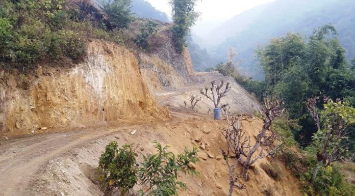 गाउँमा सडक पुगेपछि स्थानीयहरु हर्षित