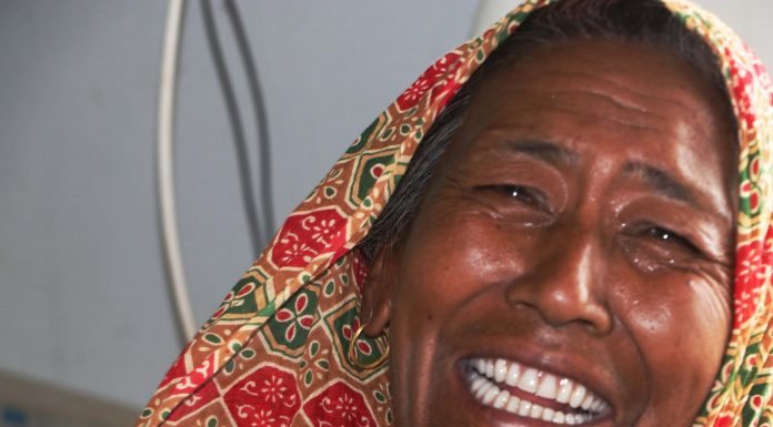 कमलामाई नगरपालिकाले दाँत राखिदिएका जेष्ठ नागरिकहरु भन्नुहुन्छः सातु पानीमा घोलेर खानेहरु मकै र भटमास खानसक्ने भयौं !