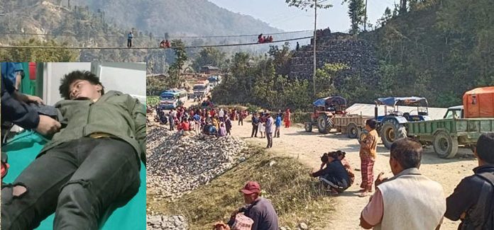 सडकमा धुलो उडाएको भन्दै ट्याक्टर चालकमाथि कुटपिट, सिन्धुली चकमके सडक अवरुद्ध