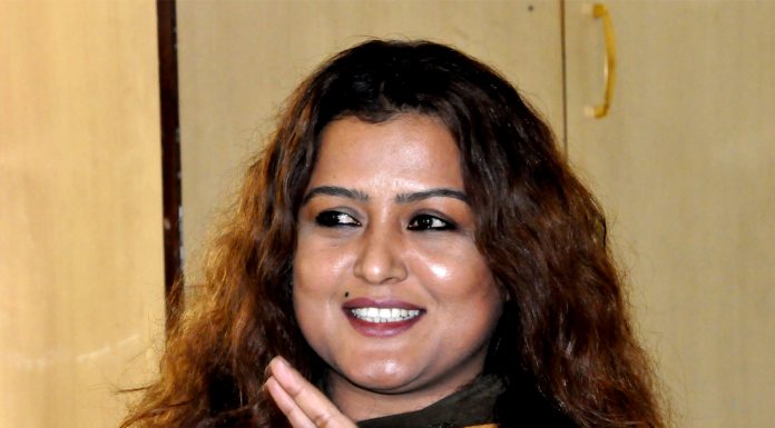 आफ्नो चरित्रहत्या गर्नेलाई कारबाही माग गर्दै साइबर ब्युराेमा रेखा थापाकाे उजुरी