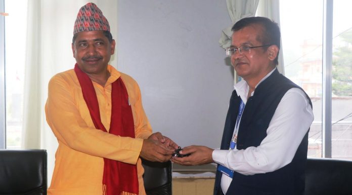 सिन्धुलीको कमलामाई नगरपालिकाका प्रमुख र उपप्रमुखले फिर्ता गरे सरकारी गाडी