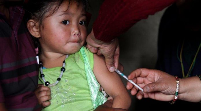 सिन्धुलीका बालबालिकाहरूलाई टाइफाइड खोप लगाइँदै