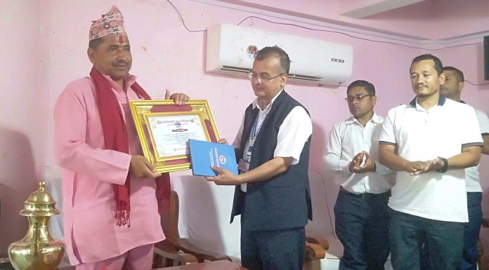 सिन्धुलीको कमलामाई नगरपालिकाका प्रमुख खड्ग खत्रीको विदाई कार्यक्रमः कर्मचारीको आँखामा रोकिएन आँशु