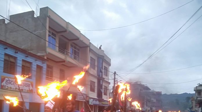 मुल्यबृद्धि बिरुद्ध सिन्धुलीमा एमाले सम्बद्ध युवा विद्यार्थीको मसाल जुलुस प्रदर्शन