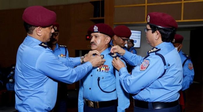 १७ प्रहरी नायब महानिरीक्षक (डिआइजी) लाई दर्ज्यानी चिह्न प्रदान