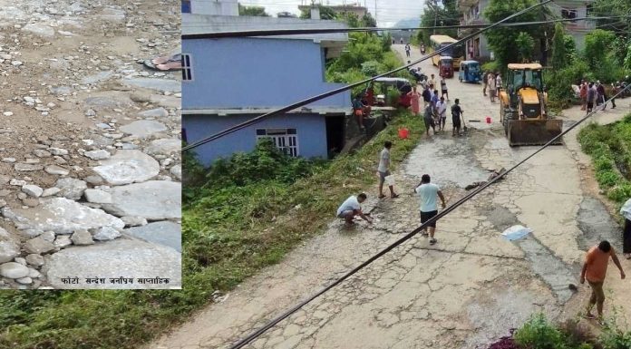 कमलामाई नगरपालिकाले सडक मर्मत नगरेपछि सिन्धुलीका स्थानीयहरु सडक मर्मतमा जुटे !