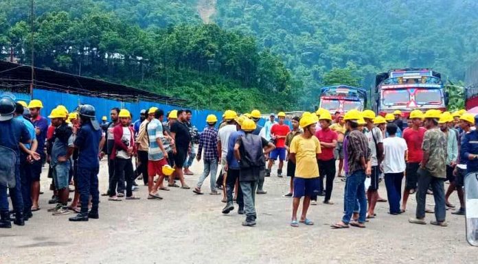 राष्ट्रिय गौरवको आयोजना सुनकोसी मरिण डाइभर्सनमा मजदुरहरु आन्दोलित, न्यूनतम् ज्यालासमेत नपाएको भनाई