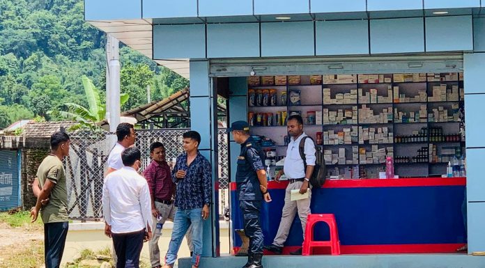 सिन्धुलीको मरिणमा बिना दर्ता सञ्चालन रहेका औषधी पसलहरुमा विभागको छापामारी