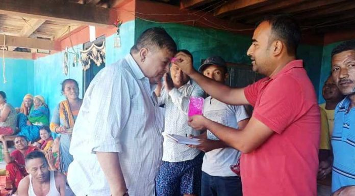 कमलामाईका दुई कांग्रेस कार्यकर्ता एमालेमा प्रवेश, प्रचार विभाग प्रमुख दाहालले गरे स्वागत