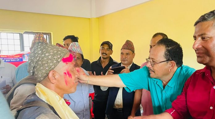 सिन्धुलीको गोलन्जोरका कांग्रेस, माओवादी र एसका दर्जनौ नेता कार्यकर्ता एमाले प्रवेश (फोटोसहित)