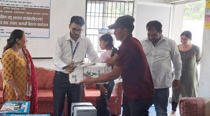 फिक्कलका पशु स्वास्थ्य कार्यकर्तालाई स्वास्थ्य सामग्री बितरण