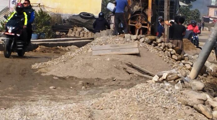 मदनभण्डारी राजमार्गको मिलनचोक- धुराबजार सडक खण्डमा गुणस्तरहिन निर्माण सामाग्रीको प्रयोग, कमलामाई नगरपालिका बेखबर !