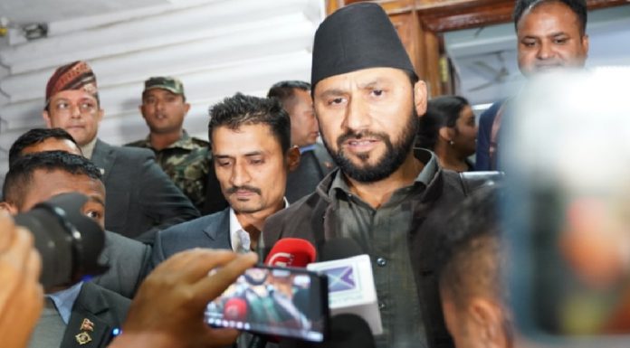 रवि लामिछानेले प्रचण्ड समक्ष बुझाए राजीनामा