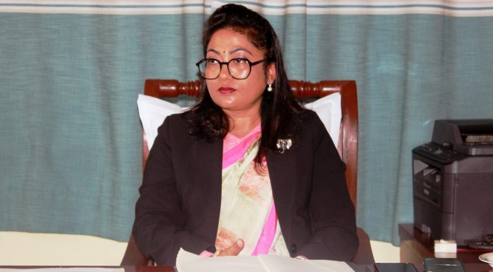 नयाँ प्रजिअलाई पत्रकारले भनेः पहिला आफ्नै कार्यालय सुधार गर्नुस्