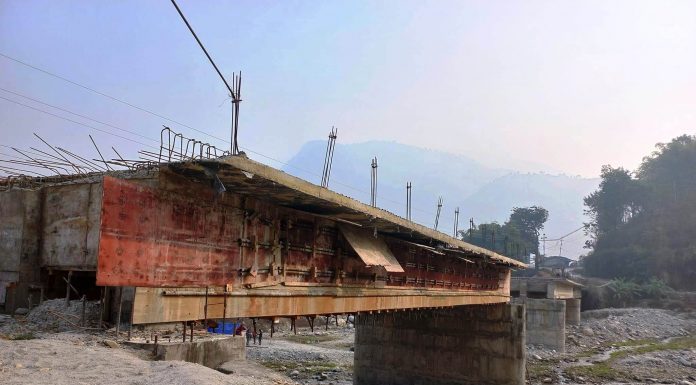 फिक्कलको सोखु खोलाको पुल अलपत्र, म्याद थप गर्न ठेकेदारको दबाब