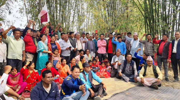 सिन्धुलीको मरिण क्षेत्रका सैयौं कांग्रेस नेता कार्यकर्ता एमालेमा प्रवेश, कांग्रेसले वडा सदस्यसमेतको उमेदवार नपाउने उद्घोष