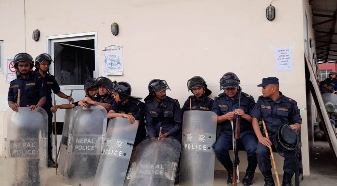 गर्भवती महिलाको मृत्युपछि सिन्धुली अस्पताल तनाबग्रस्त, अस्पतालको सम्पूर्ण सेवा बन्द (फोटोसहित)