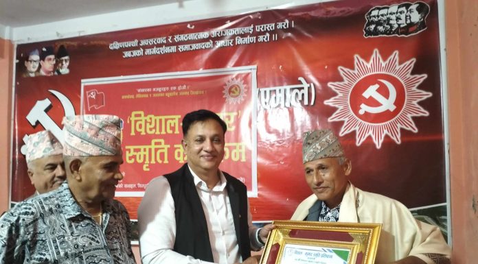 यस वर्षको विशाल–कुमार स्मृति पत्रकारिता पुरस्कार सिन्धुलीका बरिष्ठ पत्रकार गौतमलाई