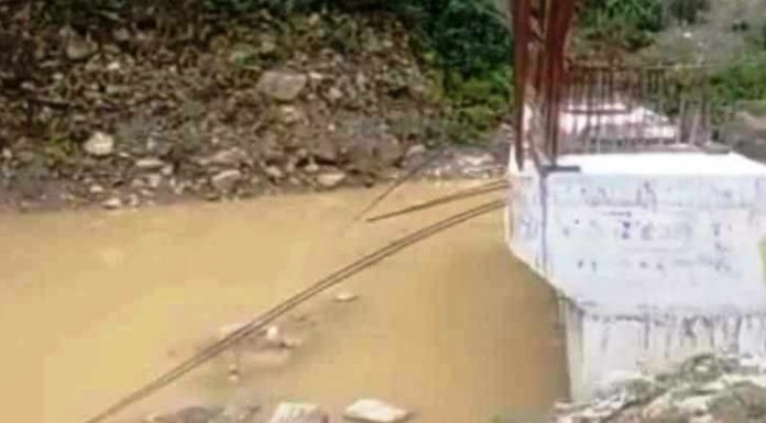 कमलामाई नगरपालिकाको वडा नं. १० र १३ जोड्ने चँदाहा नदीको पुल ठेकेदारको लापरबाहीले अलपत्र, नागरिकले पाए सास्ती