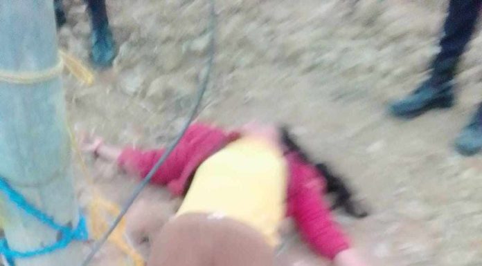 आफ्नै घरको खाँबो र बिजुलीको पोलमा गएको विहिवारदेखी बाँधेर महिलामाथि निर्घात कुटपिट, सिन्धुली प्रहरीले गर्यो उद्धार