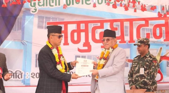 प्रधानमन्त्री समक्ष दुधौली नगरपालिकाका प्रमुख दनुवारले भन्नुभयोः हाम्रो अस्पताललाई सुविधा सम्पन्न बनाइदिनुहोस्