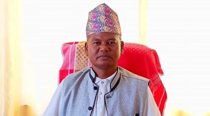 प्रधानमन्त्री पुष्पकमल दाहाल प्रचण्ड सिन्धुलीको सिर्थौलीमा, स्वागतगर्दै उपप्रमुख थारुले भन्नुभयोः अधुरो भवन पुरा गर्न सहयोग गर्नुहोस्