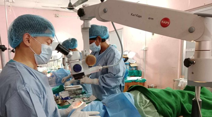सिन्धुलीको खुर्कोटमा आँखाको निःशुल्क शल्यक्रिया, १५० विरामीले सेवा लिंदै