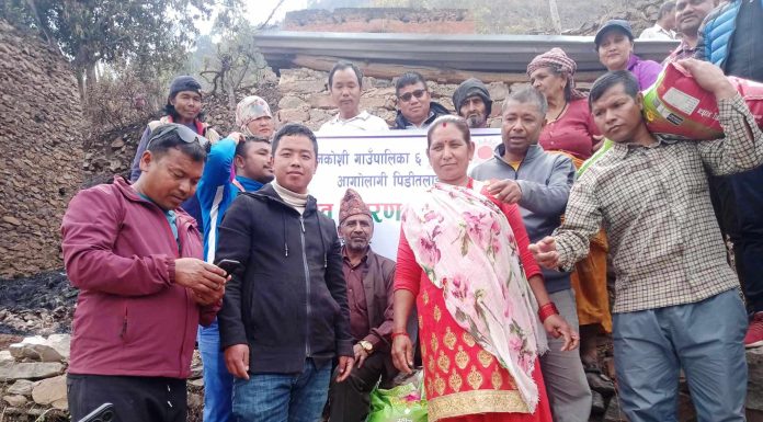 सुनकोशी एमालेद्धारा रिठ्ठेका आगलागी पिडितलाई राहत सामाग्रीहरु बितरण