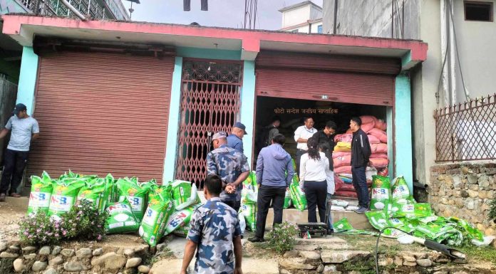 म्याद नाघेको चिउरा प्याकेजिङगर्दै गर्दा कमला सप्लायर्सको गोदाममा स्थानीय प्रशासनको छापा, जनस्वास्थ्यमाथि खेलवाड गरेको निश्कर्ष