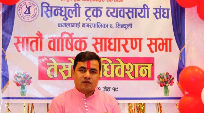 ट्रक व्यावसायि सङ्घ सिन्धुलीका अध्यक्ष दीपक दाहाल भन्नुहुन्छः प्रशासनले हामीलाई रात्रीकालिन व्यवसायी बनाईंदिंदा धेरै साथीहरु पलायन हुनथाले