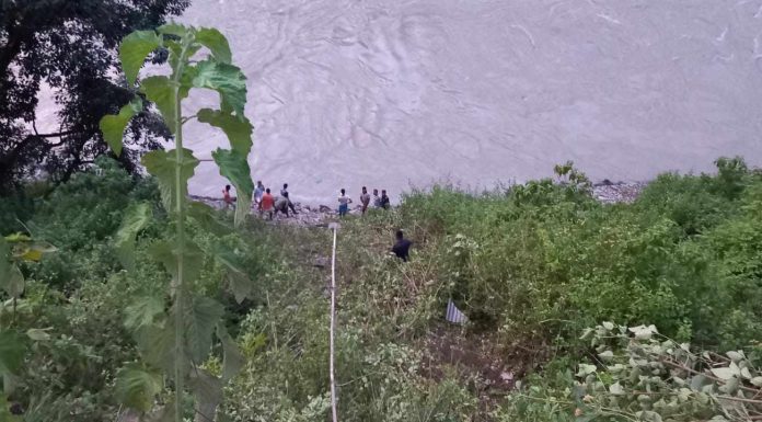 सुनकोशीमा हाइलक्स खस्यो, तीन जना बेपत्ता