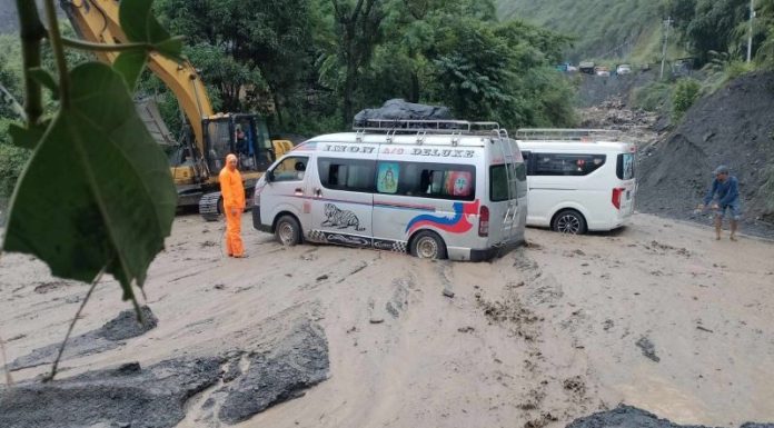 बिपी राजमार्गमा बाढीले सडक र पुलहरू भत्काएपछि मन्त्रीसँगै हजारौँ यात्रु अलपत्र